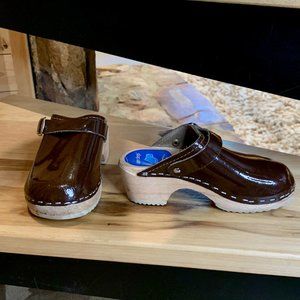 Cape Clog brown patent leather wooden clogs Size 28 / US 11